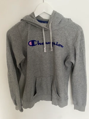 Champion hoodie - Grå champion hoodie, bekväm och i bra skick Pris kan diskuteras, skriv vid frågor❤️