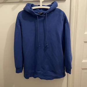 Jättefin lite oversized blå hoodie från Monki, använd ca 3 gånger💕 Nypris 400kr, säljer för 200kr🫶 Skriv för frågor eller bilder!