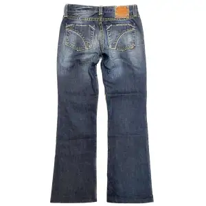 Lowwaist bootcut jeans ifrån hugo boss Midja:79cm Innerben: 72/73cm💕