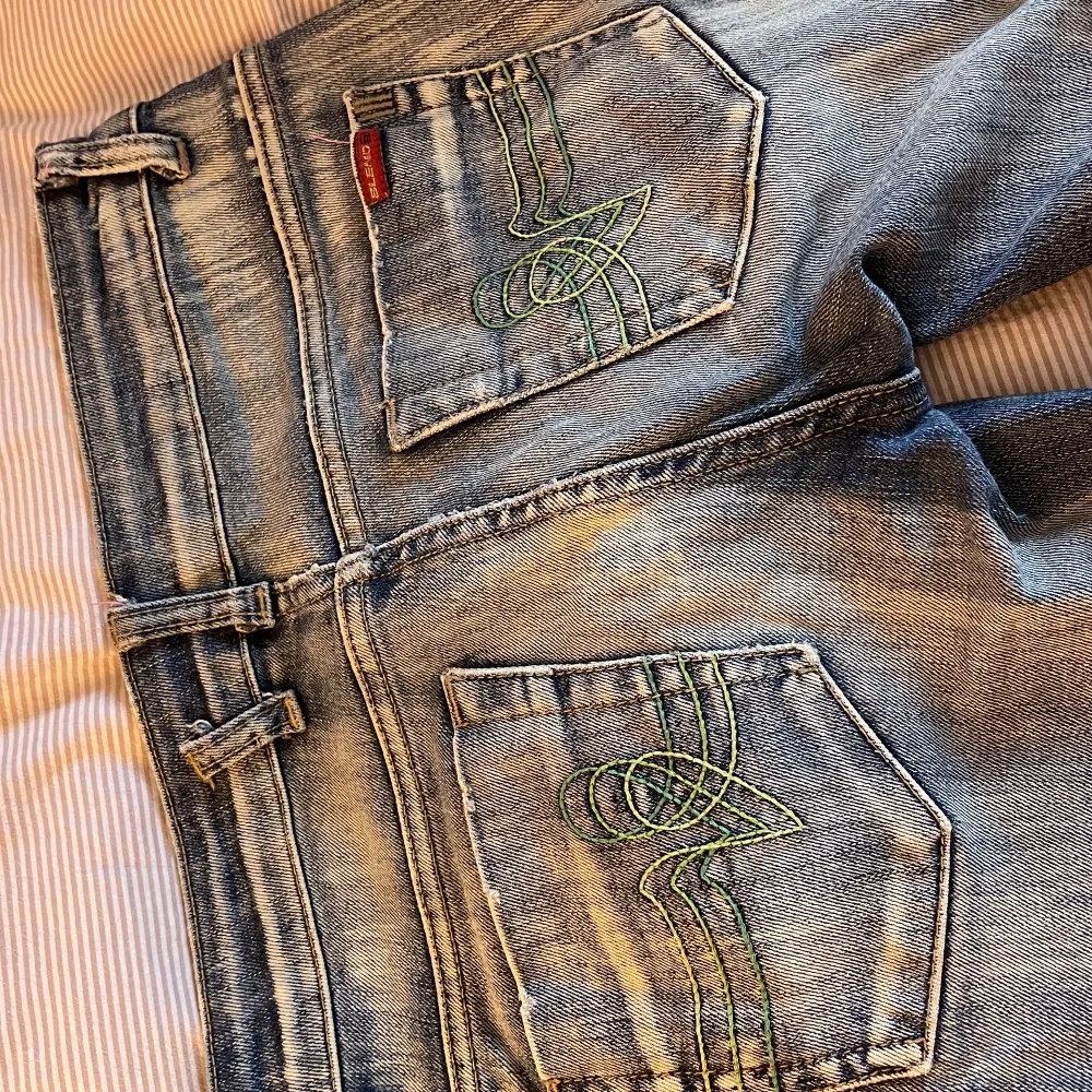 lågmidjade med slit och coola detaljer . Jeans & Byxor.