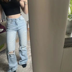 Supersnygga jeans  - Säljer mina supersnygga högmidjade ljusblåa jeans från bershka! Köpta i Paris för 600kr säljs för 350kr!!🤩🤩