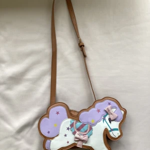 Kawaii lolitaväska  - Söt sweet lolita väska! Gissar att det är en Angelic Pretty replica 🎀 OBS skador på båda rosa rosetter därav priset! Är man pysslig går det säkert att åtgärda 💕