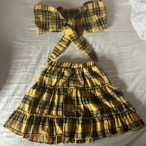 Gult set (kjol+topp) - Gulligt set med matchande kjol och topp, säljer gärna tillsammans men kan även sälja separat för nån extra slant!💛 Oanvänd! Går att knyta toppen precis hur man vill, dock kjolen strl S. 🌻Alla bilder är mina, skriv så kan jag skicka bild med det på mig ist