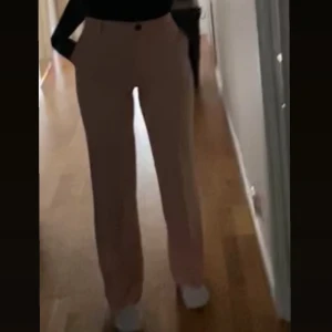 Kostymbyxor  - Säljer dessa super fina kostymbyxor i färgen beige/rosa. Kommer inte till någon användning längre. Formar kroppen så snyggt 💕💕