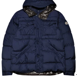 Vintage moncler - Moncler Rousseau Rousseau, en herr strl 4. Sitter som en M herr. Snyggt oversized på mig (S/M). Bevis och fler bilder kan skickas om intresserad. Blå med brun insida. Finns att hämta på Söder. 💜🥰   