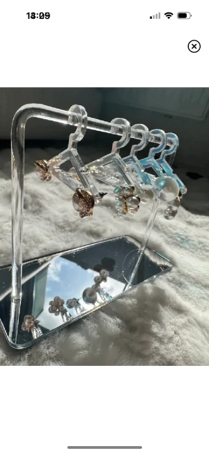 Smyckesställ - Perfekta snygga förvaringen för smycken. Medföljer totalt 8 stycken galjar med plats för 2 par örhängen/galje. En perfekt present!   