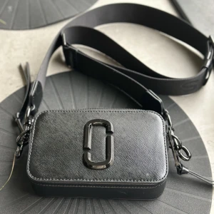 Marc jocobs  - Stilren väska men som jag glömt använda det senaste , nypris 4.300kr på Nelly.com  Köpt inne på Nk Göteborg   Enbart lite defekt se bild 2