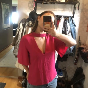 Zara blus - Rosa blus från Zara. Är i nyskick och lappen är kvar. Säger storlek L men passar säkert M också. Kostade 299kr men säljer för 199. 