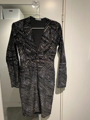 Nyårsklänning - Jättefin nyårsklänning från Nelly, använd en kväll, glittrig!!