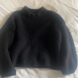 Ulltröja från stockholm - Säljer min favorit✨ Svart, stickad tröja från ”stockholm” ull/alpacka.  Storlek M
