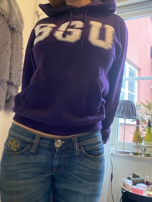 Lila hoodie  - Jätte fin och sitter bra inte fått användning av den då den inte är min stil. 