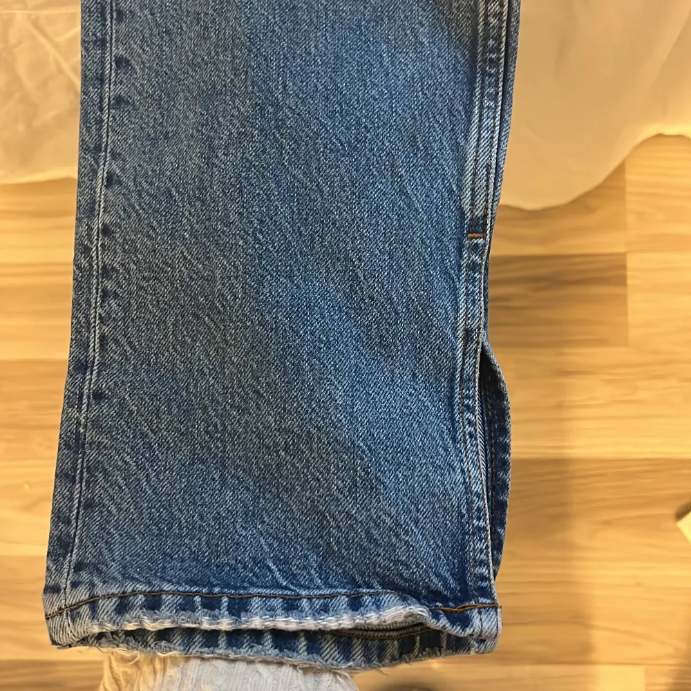 Säljer dessa petite jeans från ginatricot ”13994-2021”. De är midwaist, sitter under naveln. De har också slit längst ner. Storlek 38 petite, men passar 36 också. Säljer då dem ej kommer till användning🥰. Jeans & Byxor.