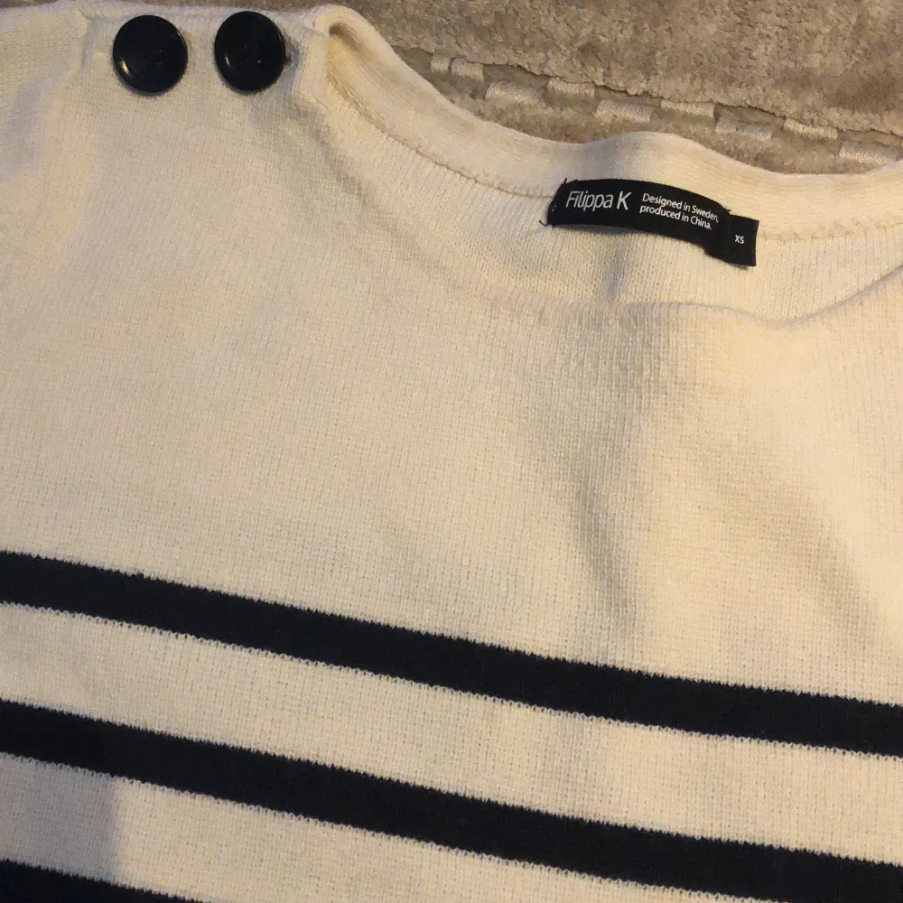 Jätte fin randig tröja från Filippa K i fint skick, har två knappar på varje sida och har halva ärmar 💕. Tröjor & Koftor.