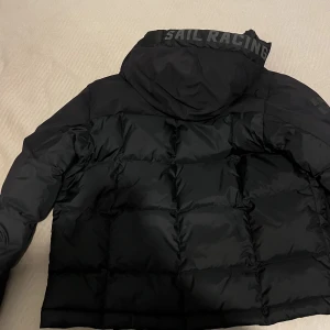 Sail racing jacka  - Har vuxit ur den och vil bara ha snabba pengar. Nyskick,vattentät, perfekt för höst/vinter.har inget kvitto