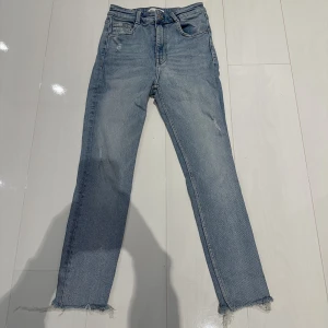Jeans från Zara - Superfina ljusa jeans från Zara med slitningar!🩵