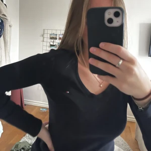 Tommy Hilfiger tröja - Tommy Hilfiger tröja i jättefint skick, säljer pga ingen användning 🩷