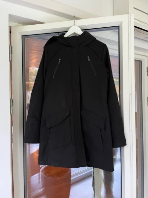 Vinterjacka ifrån elvine - Otrolig vinterjacka ifrån elvine i nyskick. Enbart använd 3-4 gånger och har hängt i garderoben de senaste åren. 