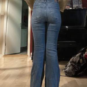 Ett par fina high waist bootcut jeans från Bershka som är köpta i Spanien för nästan 2 år sedan. Använd ett par gånger och har lite slitage och fläckar nertill som syns på sista bilden💕