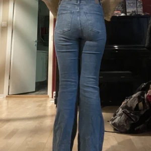 Bootcut jeans - Ett par fina high waist bootcut jeans från Bershka som är köpta i Spanien för nästan 2 år sedan. Använd ett par gånger och har lite slitage och fläckar nertill som syns på sista bilden💕