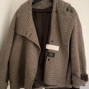 Arket rutig kappa - Så fin, går ej att köpa i butik längre. Har en slitning innanför vid fickan som jag kan skicka bild på, inget som syns utåt dock och själva fickan är hel. (Köp gärna på earlybird, det kostar lika mycket!)