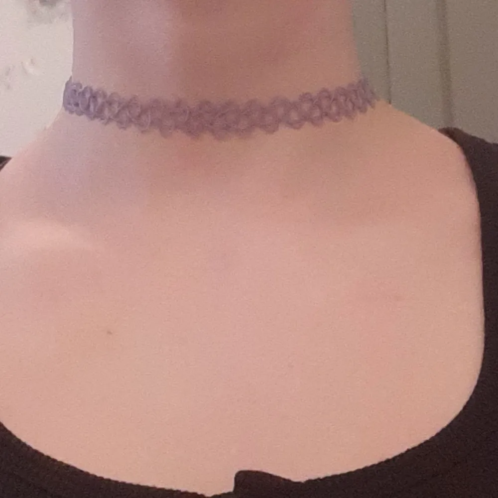 Super fint lila halsband som jag inte har andvänt på mer än 3 år. Tycker att det är synd att den inte andvänds men inte riktigt min stil:/ up till 50cm när man sträcker ut det till max men den passar nästan alla halsar🤗. Accessoarer.