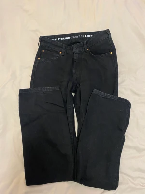 Low straight Svarta bikbok  - Svarta jeans jag använt en gång sen har de bara legat i skåpet St: waist 25 längd 32