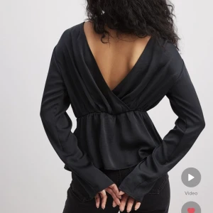 Svart blus  - Super fin svart blus! Helt ny med prislappen kvar, passade tyvärr inte mig därav säljer jag. Nypris 499kr