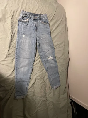 Pepperts slim jeans  - Fina byxor i nytt skick, ljus blå från properts, köptes för 200 säljes för 50. 