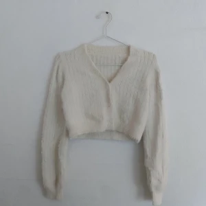 Fluffig tröja - Fluffig krämvit tröja perfekt till vintern💞 