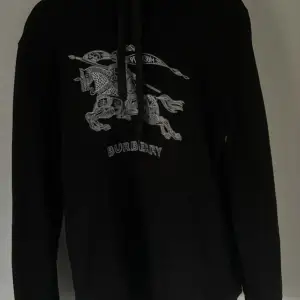 Hej! Säljer min Burberry hoodie. Använt den fåtal gånger.   Nypris: 9000kr  Mitt pris 3500kr 