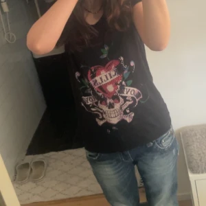 Ed hardy  - En jätte snygg ed Hardy tröja som inte går till användning, den är L men i en liten strl så passar typ S Xs som bäst. Fråga efter mer bilder privat 💗