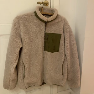 Teddyfleece - Snygg teddyfleece från uniqlo med defekt på fickan