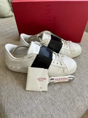 Valentino rockstud  - Riktigt snygga och välskötta valentino skor i storlek 45. Varsamt använda och allt original finns med 