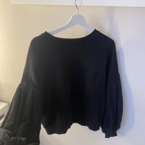Puffärms sweatshirt 🖤 - As snygg, men kommer ej till användning  tyvärr.