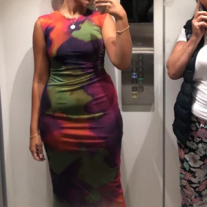 Zara klänning - Jättesnygg Mönstrad Zara klänning. Använd några gånger