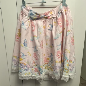carebear kjol stl 40/42 - carebear x Romwe, shein rosa söt kjol med liten rosett framtill. Passar storlek 42/44 i mitt eget tycke. oanvänd men tvättad och saknas därför lapp.