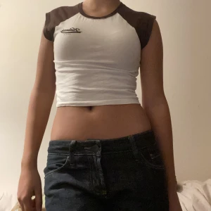 Baby tee  - Nu säljer jag min få använda baby tee! Från H&M i storlek XS.  Är jätte snygg och sitter perfekt! Tar Swish och Plicks betalning. Kontakta vid intresse, pris är diskuterbart!💗