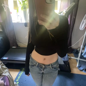 Svart magtröja  - Säljer min svarta långärmade magtröja då den inte riktigt kommer till användning längre, verkligen så fin dock! Bara att skriva om flera bilder 