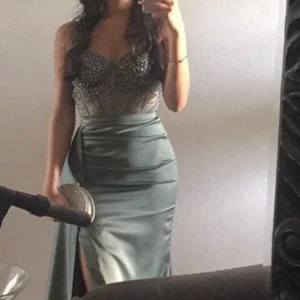 Festklänning - En superfin festklänning med korsett och pärlor, går ner till marken samt har ett släp. Köpt begagnad men sammanlagt används 2 gånger!