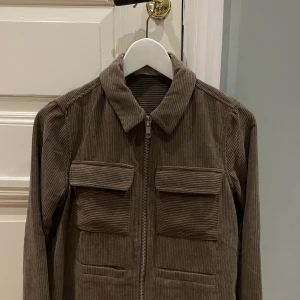 Skjortjacka storlek XS - Brun skjortjacka från pieces storlek XS