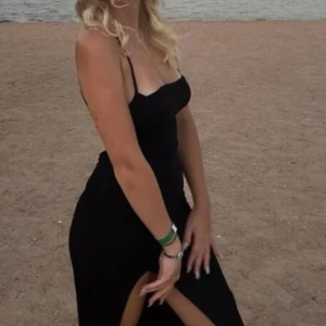 Klänning - Klänning använd 2 ggr. Formar kroppen jätte fint och är korsad i ryggen så att man kan knyta i midjan