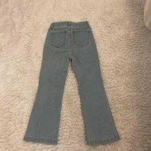 Ljusblåa bootcut jeans - De e oanvända