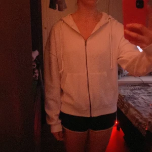 Vit zip up - En jätte skön och snygg vit zip up! Inga fläckar eller skador och den är lite andvänd därav lite nopprig men inget man märker av! Skriv privat för fler bilder💗(orginal pris 299kr)