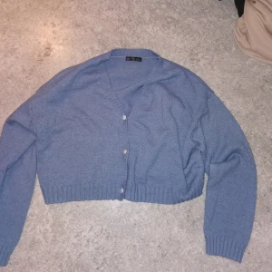 Blå cardigan  - Jätte fin stickad blå cardigan🤍 storlek L men passar även M 