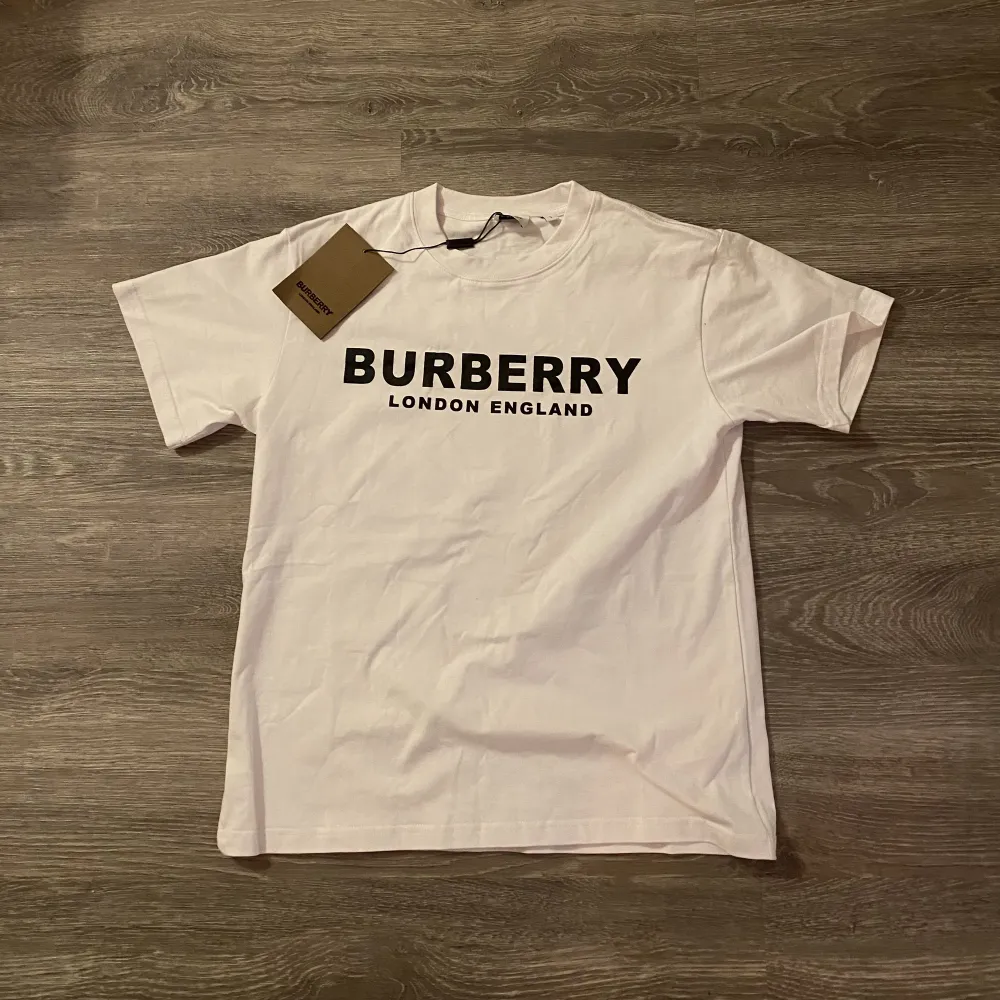 Säljer burberry t shirt, helt ny och oanvänd, burberry påsen ingår, storlek S-M.. T-shirts.