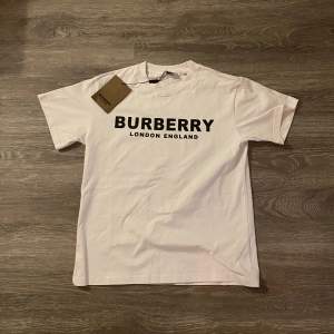 Säljer burberry t shirt, helt ny och oanvänd, burberry påsen ingår, storlek S-M.