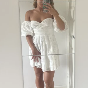 Studentklänning  - Helt oanvänd student/avslutningsklänning i storlek 36. Stenarna är fästa förhand samt de genomskinliga banden. Banden går dock lätt att sprätta upp/klippa av. På insidan finns det en silikonkant så att klänningen inte åker ner💕 (Nypris var ca 400kr)