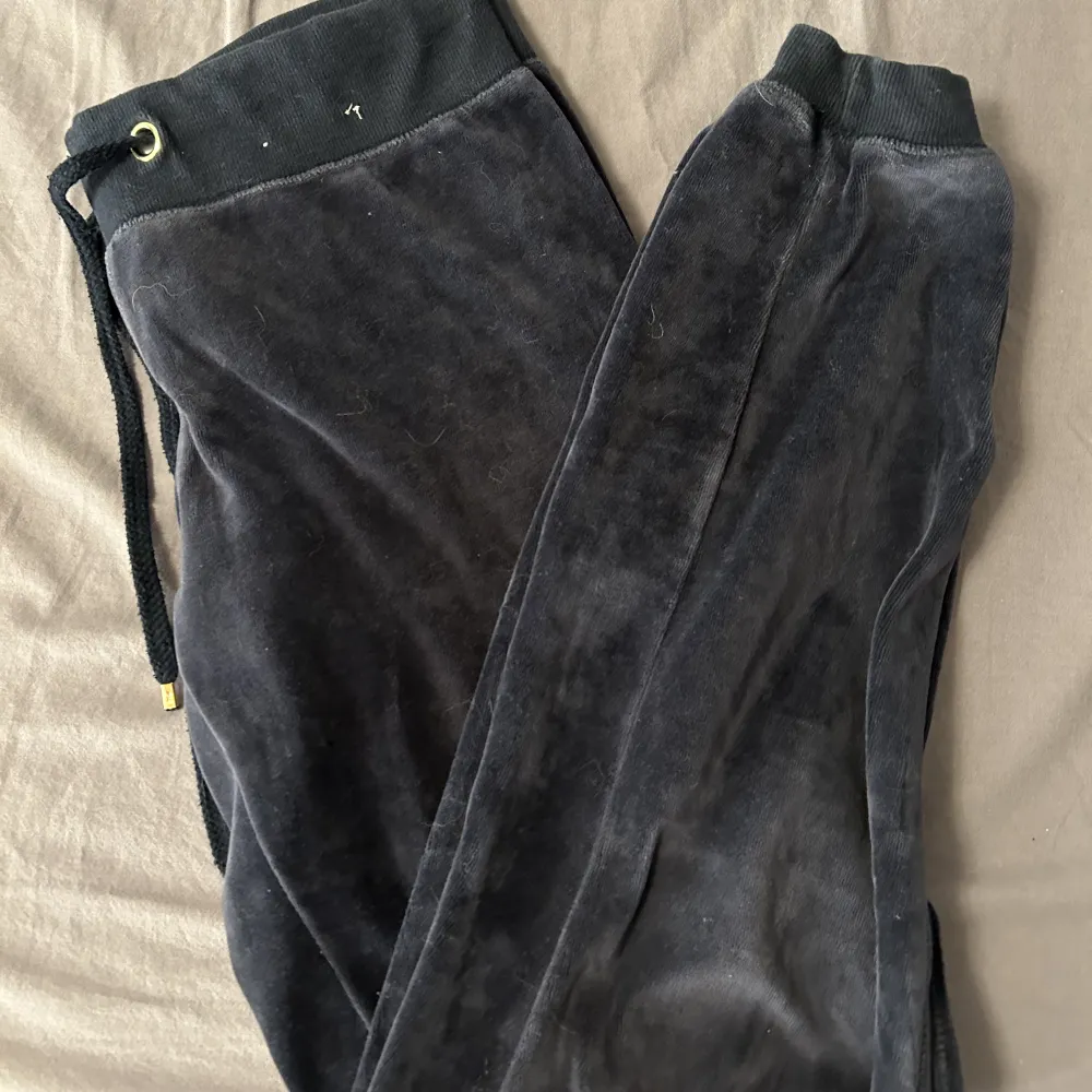 Mjukisbyxor från Cubus, säljer då dom inte används längre. . Jeans & Byxor.