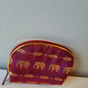 Liten necessär i röd färg och guldiga detaljer! - Liten necessär i röd färg och guldiga detaljer!