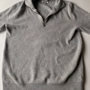 Grå halv zip från M&S - En grå halv zip från M&S. Använd ett antal gånger men är i väldigt bra skick. Storlek:S
